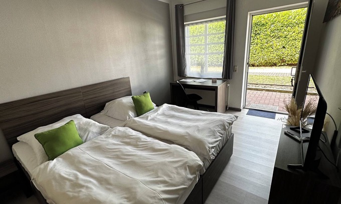 Region Hannover District House | Family-Friendly Getaway at Messe Motel Laatzen with Spa