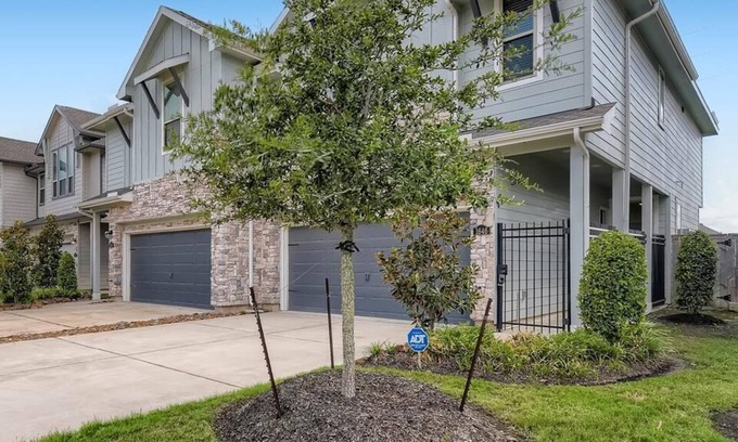 Richmond House | Immaculate 3-BR Townhouse with Backyard and Breakfast Included