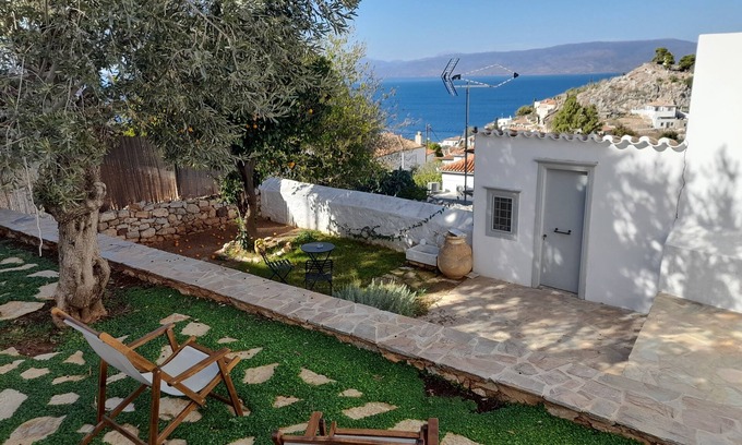 idhra Apartment | Metochi Deluxe Suites: Oceanfront Bliss with Breakfast Included