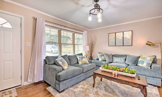 Hiram House | Cozy Metro Atlanta Vacation Home with Deck & Pet-Friendly Amenities