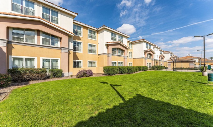 Central Scottsdale Apartment | Modern Metro Scottsdale Apartments with Pool & Ocean View