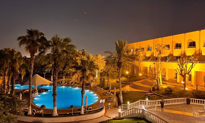 Al Mafraq Hotel | Discover Metropolitan Al Mafraq Hotel: Pool & Spa Retreat