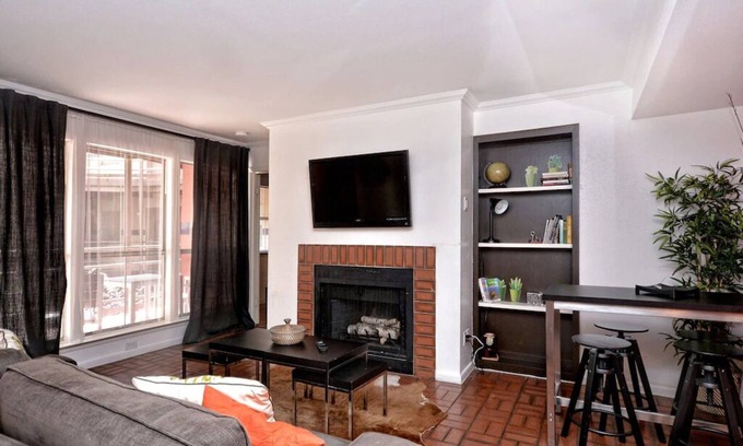 Waller Creek District Condo | Metropolitan Suite: 2 Bedroom Retreat with Breakfast & Kitchen