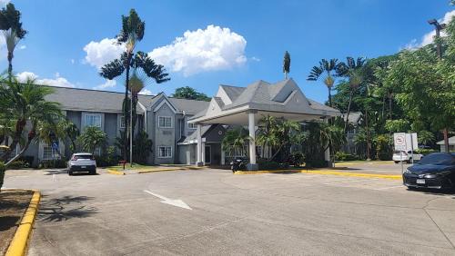 San Pedro Sula Hotel | Discover Metrotel Express with Pool & Oceanfront Views