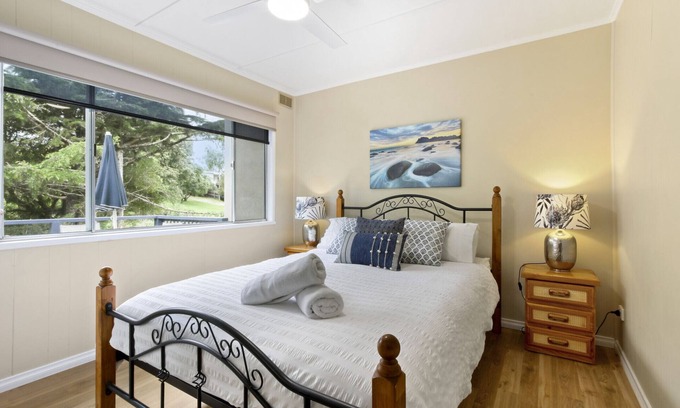 Metung Apartment | Pet-Friendly Metung Akora Apartment with Lake Views
