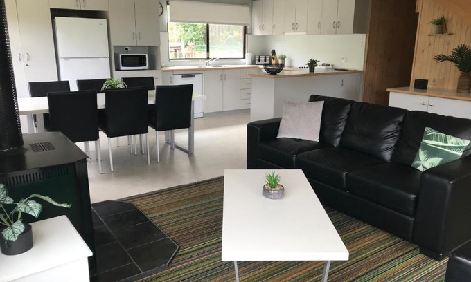 Metung House | Discover the Metung Getaway: Pet-Friendly Retreat Awaits