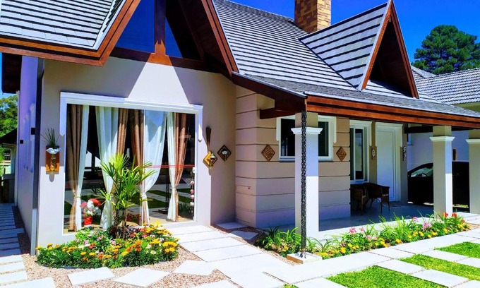 Vila Luiza House | Discover Meu Cantinho Canela: Rated 9.7/10 with Kitchen