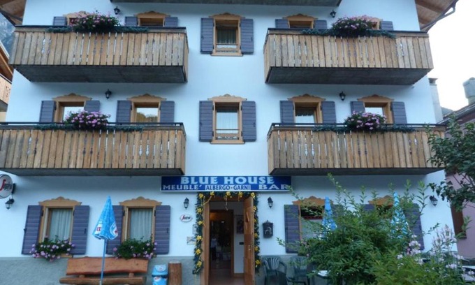 Auronzo di Cadore Bed & Breakfast | Elegant Meublè Blue House: Family-Friendly & Accessible Stay