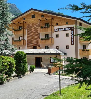 Chiesa in Valmalenco Hotel | Discover Meublè La Betulla: Family-Friendly with Spa & Hot Tub