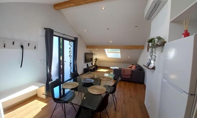 Mures Apartment | Modern Retreat: 3-Star Hotel Near Lakes and Mountains
