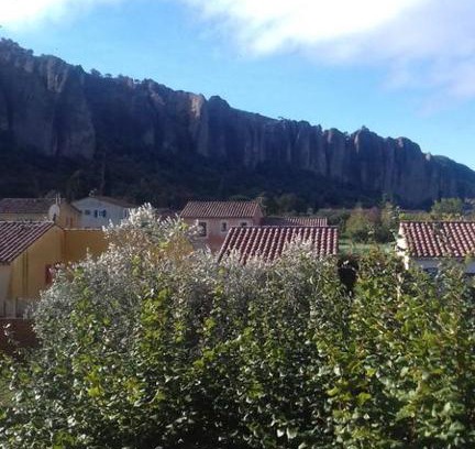 Les Mees Apartment | Bright 2-Star Meublé in Les Mées - Child-Friendly Stay