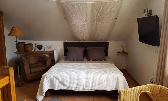 Gap House | Cozy Meublé N°1 - La Mansarde with Garden View & Kitchen