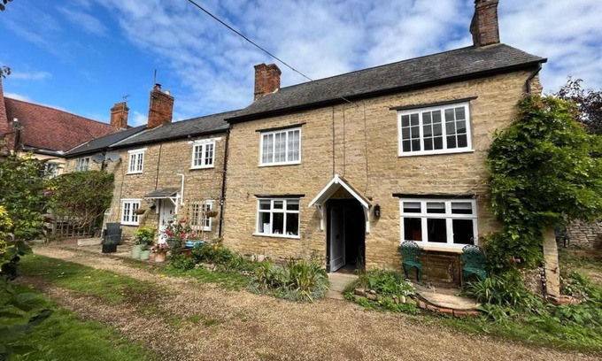 Olney House | Cozy Mews Cottage: Family-Friendly Retreat near Olney Market