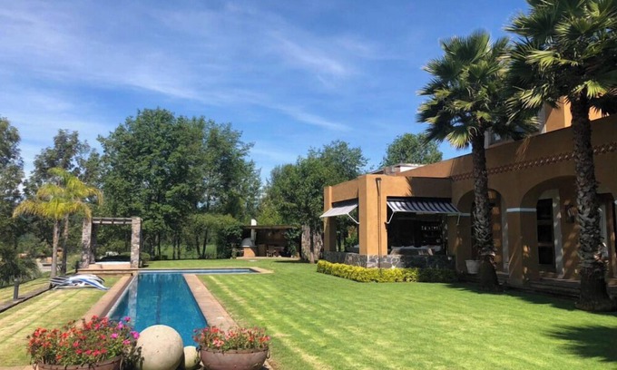 Santa Maria Ahuacatlan House | Idyllic Mexican Villa Near Valle de Bravo's Scenic Lake