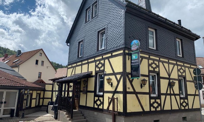 Zella-Mehlis House | Discover Meyers Privatzimmer: Pet-Friendly Comfort Awaits