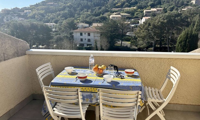 Antheor Apartment | Cozy Oceanfront Apartment in Saint-Raphaël-Anthéor