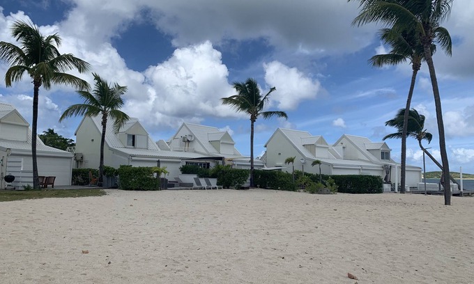Nettle Bay Apartment | Beachfront Studio at Blue Diamond with Pool & Ocean Views
