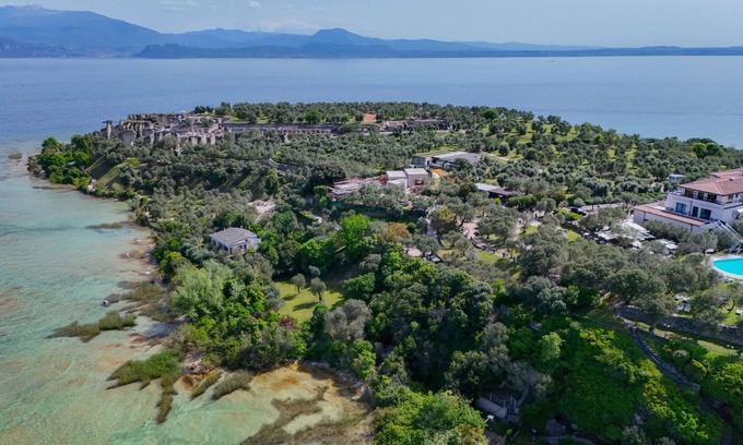 Sirmione Villa | Indulge in Villa Sirmione's Oceanfront Experience