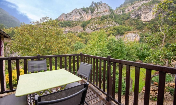 Sainte-Enimie House | Cozy "La Tour" Apartment for Families in Sainte Enimie