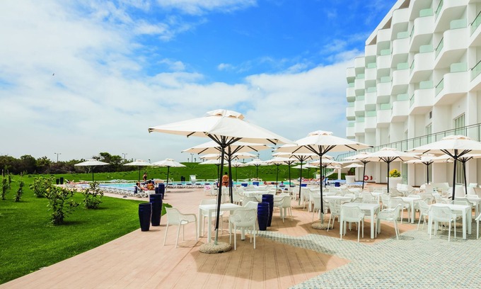 Ajuda Hotel | Relax at MH Peniche: 4-Star Retreat with Spa & Pool