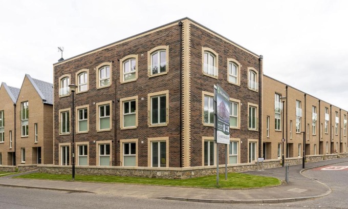 Auchengray House | Experience Comfort at Mhuilinn Apartment - Rated 9.5/10