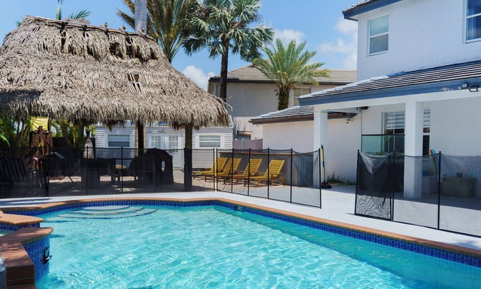 Ludlam House | Miami 5BR Pool Home ● BBQ ● Pool ● Coffee Bar ● Kid-Friendly ● Whirlpool Tub