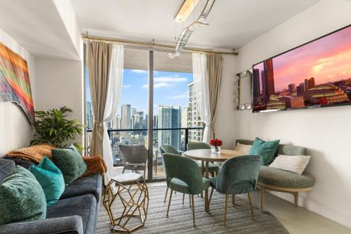 Downtown Miami Apartment | Miami Luxe Escape Best High Waterfront Views, City Lights, Pool, Spa Amazing location