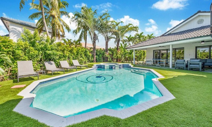 Kendall West House | Lakefront Miami Oasis with Beach Jacuzzi and Golf Access