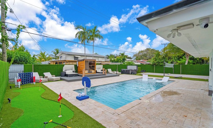 Ives Estates House | Miami Resort Villa Volleyball, Jacuzzi, Sauna