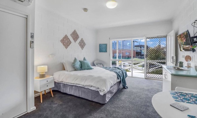Geelong Apartment | Ideal Location Near Waterfront and Deakin University!