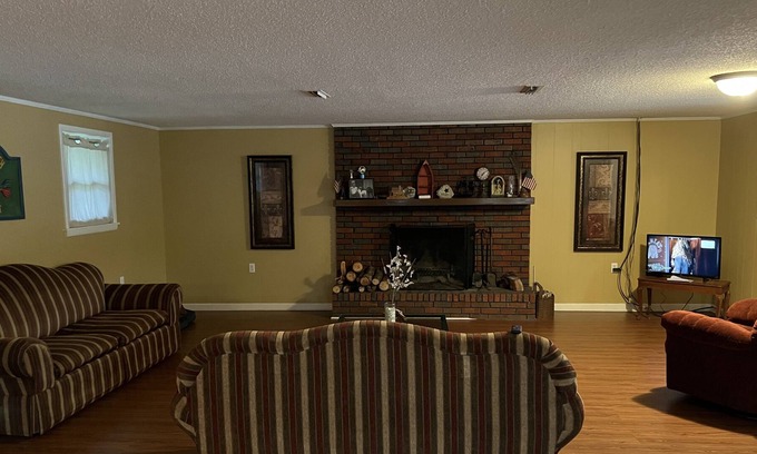 Andalusia Cabin | Micah’s Cabin, on beautiful Gantt Lake!