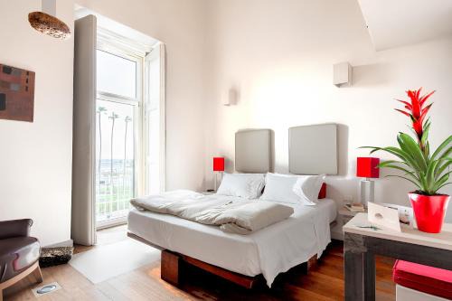 Chiaia House | Artful Retreat at Micalò Art Rooms with Breakfast Included