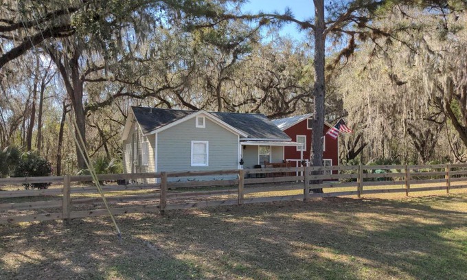 Micanopy House | Pet-Friendly Micanopy Countyline Cottages - Rated 9/10