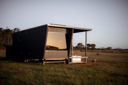 Merivale Apartment | Cozy Stay at Michael's Tiny Cabin with Hot Tub in Esperance