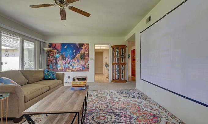 Hermosa Village Bed & Breakfast | Mickey’s Playhouse: Steps From Disney with Free Parking
