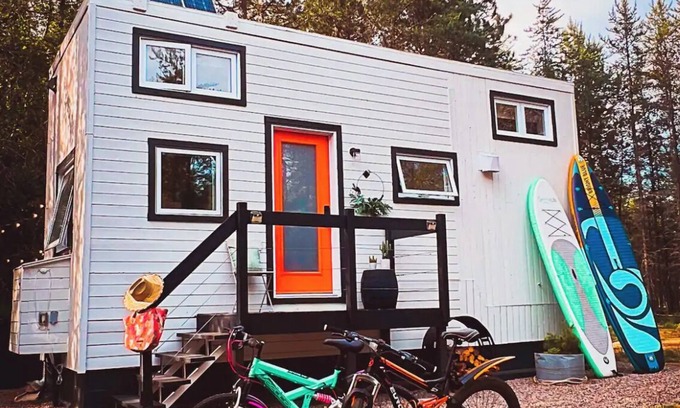 Mauricie Cabin | Micro house with spa, trails and wild river!