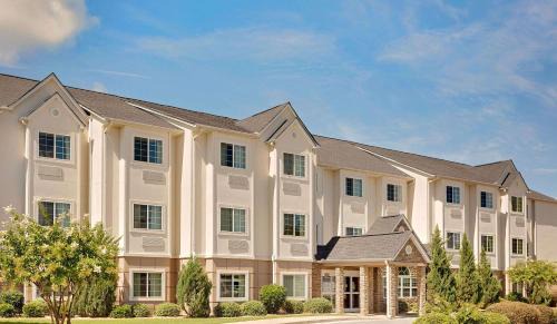Perry Hotel | Comfortable Microtel by Wyndham near Perry National Fairgrounds