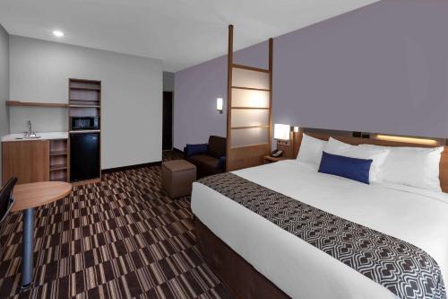 Wellborn Hotel | Comfortable Microtel Inn & Suites with Pool and Breakfast