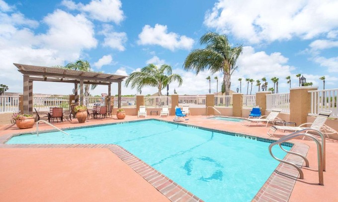 Aransas Pass Hotel | Relax at Microtel Inn & Suites with Pool & Breakfast