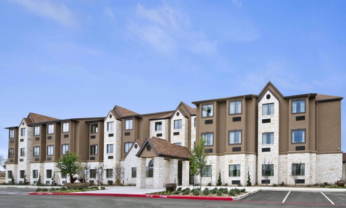 Round Rock Hotel | Discover Microtel Inn & Suites with Pool and Spa Amenities