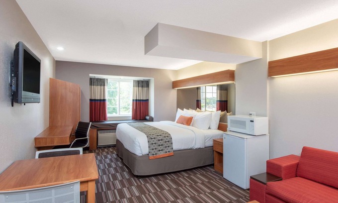 Springfield Hotel | Comfortable Microtel Inn & Suites with Pool and Breakfast