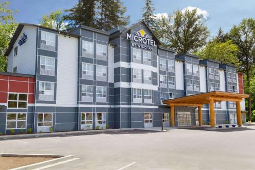 North Oyster Hotel | Pet-Friendly Microtel Inn & Suites with Pool in Oyster Bay
