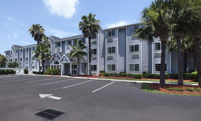 Palm Coast Hotel | Inviting Microtel Inn & Suites with Oceanfront Access