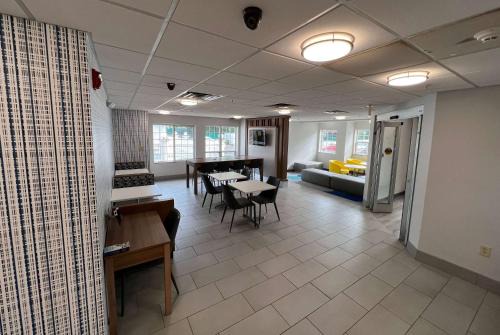 Paw Creek Hotel | Pet-Friendly Microtel Inn & Suites Near Northlake