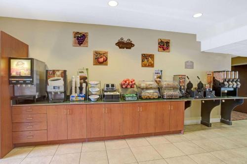 Bushnell Hotel | Pet-Friendly Getaway at Microtel Inn & Suites Bushnell