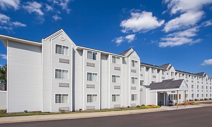 Holland Hotel | Convenient Microtel Inn & Suites by Wyndham Holland Stay