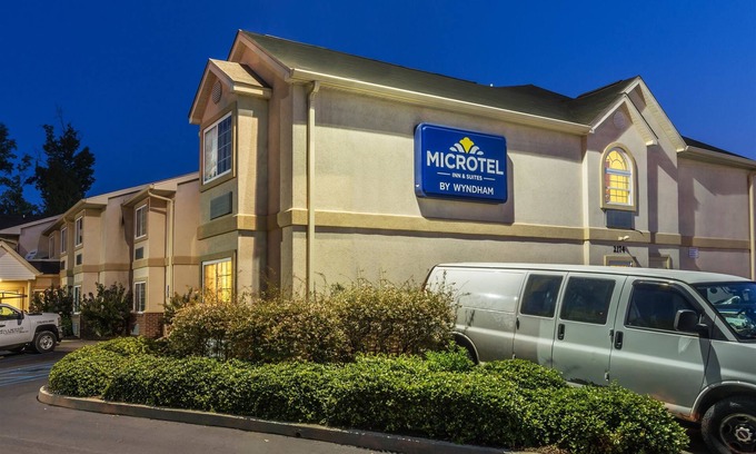 Auburn Hotel | Cozy Microtel Inn & Suites in Auburn with Family Amenities