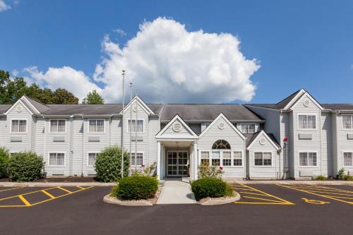 Sunbury Hotel | Convenient Microtel Inn & Suites: Pool, Breakfast & More