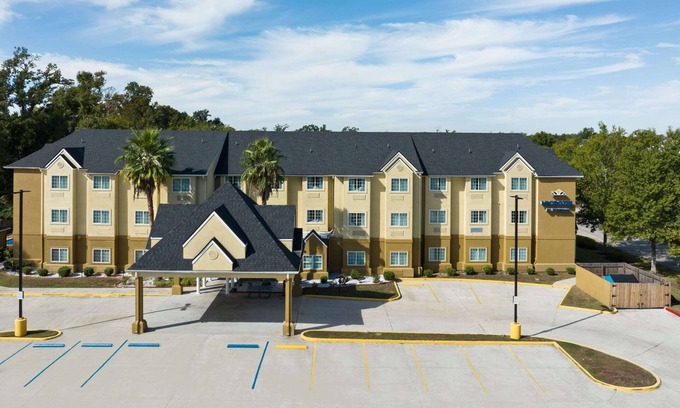 Bayou Cane Hotel | Comfortable Stay at Microtel Inn & Suites in Houma