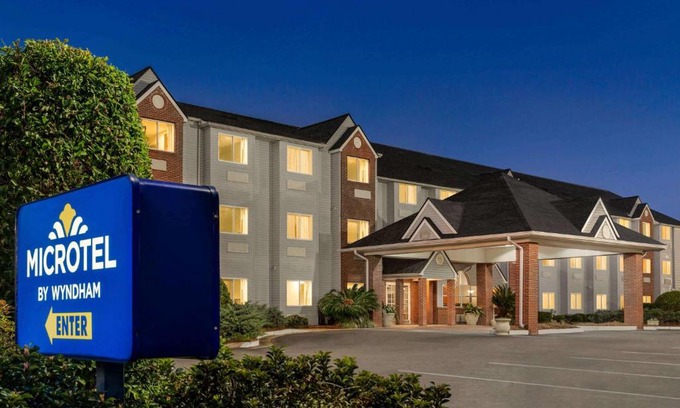 Tifton Hotel | Comfortable Microtel Inn & Suites with Pool and Breakfast